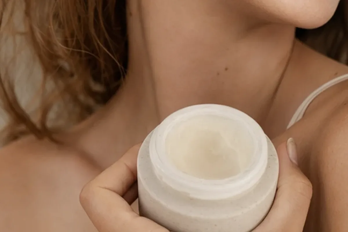 Hochwertige Beauty-Inszenierung zu Auswahlkriterien für Gesichtscreme für fettige Haut