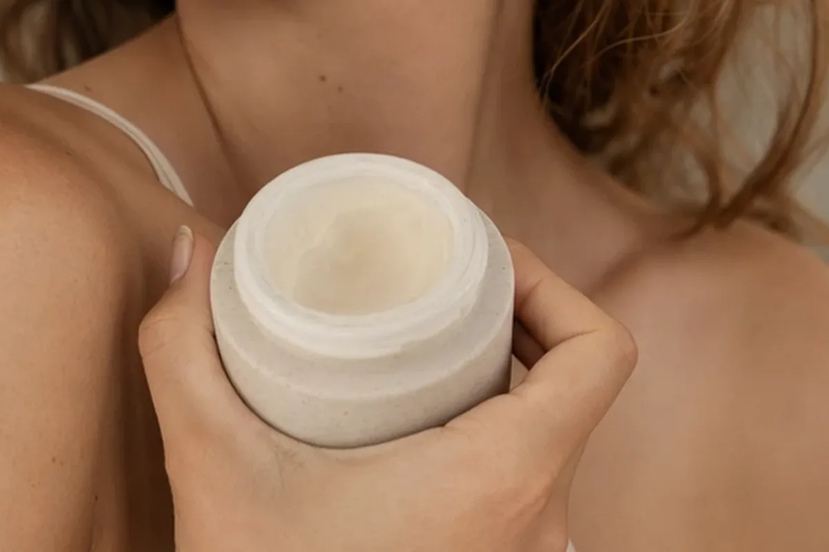 Redaktionelle Detailaufnahme zur Orientierung bei Lidschatten für reife Haut
