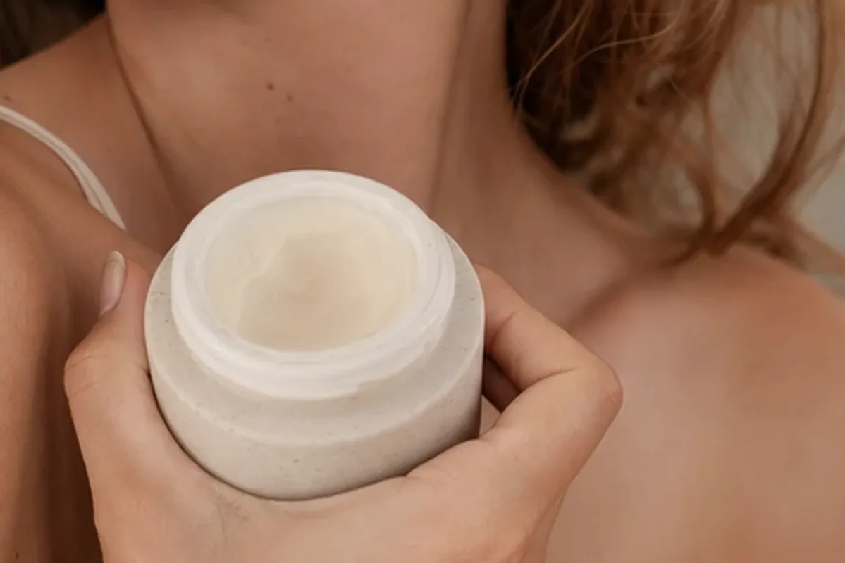 Hochwertige Beauty-Inszenierung zu Auswahlkriterien für Gesichtscreme bei Rötungen