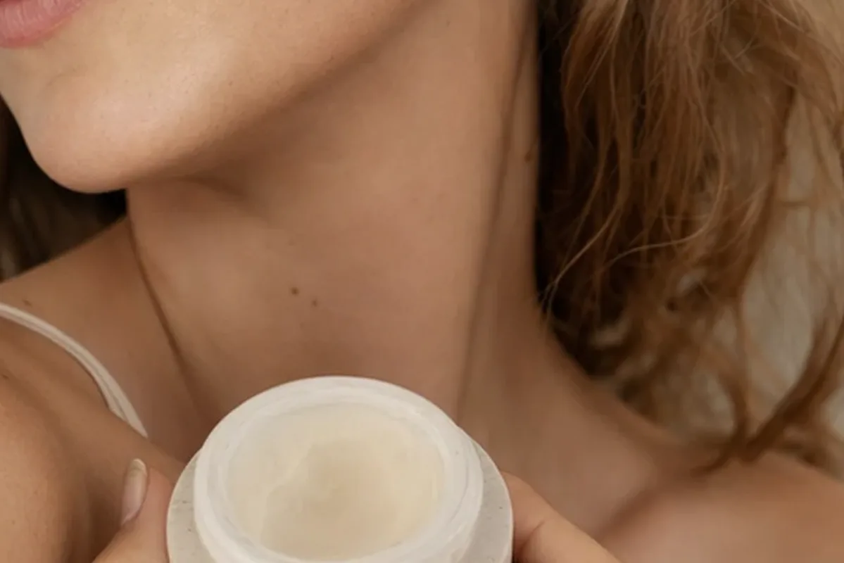 Redaktionelle Detailaufnahme zur Orientierung bei Niacinamid-Serum bei Rötungen