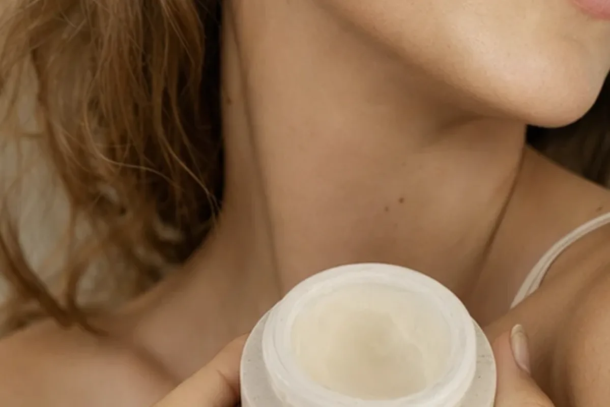 Redaktionelle Detailaufnahme zur Orientierung bei Puder für einen natürlichen Look