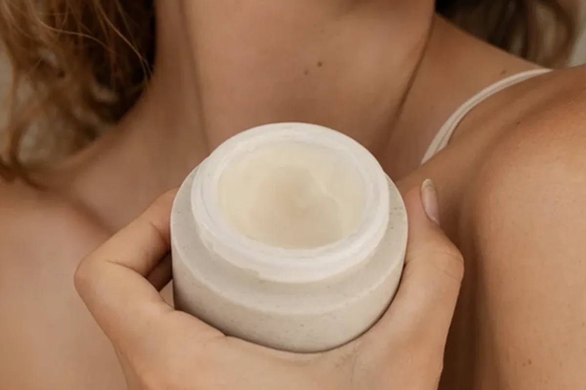 Hochwertige Beauty-Inszenierung zu Auswahlkriterien für Highlighter für trockene Haut