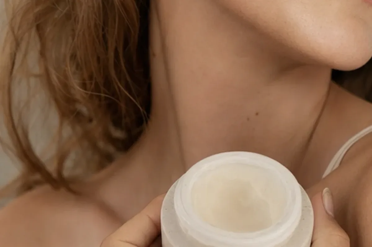 Hochwertige Beauty-Inszenierung zu Auswahlkriterien für Augenpflege bei ersten Fältchen