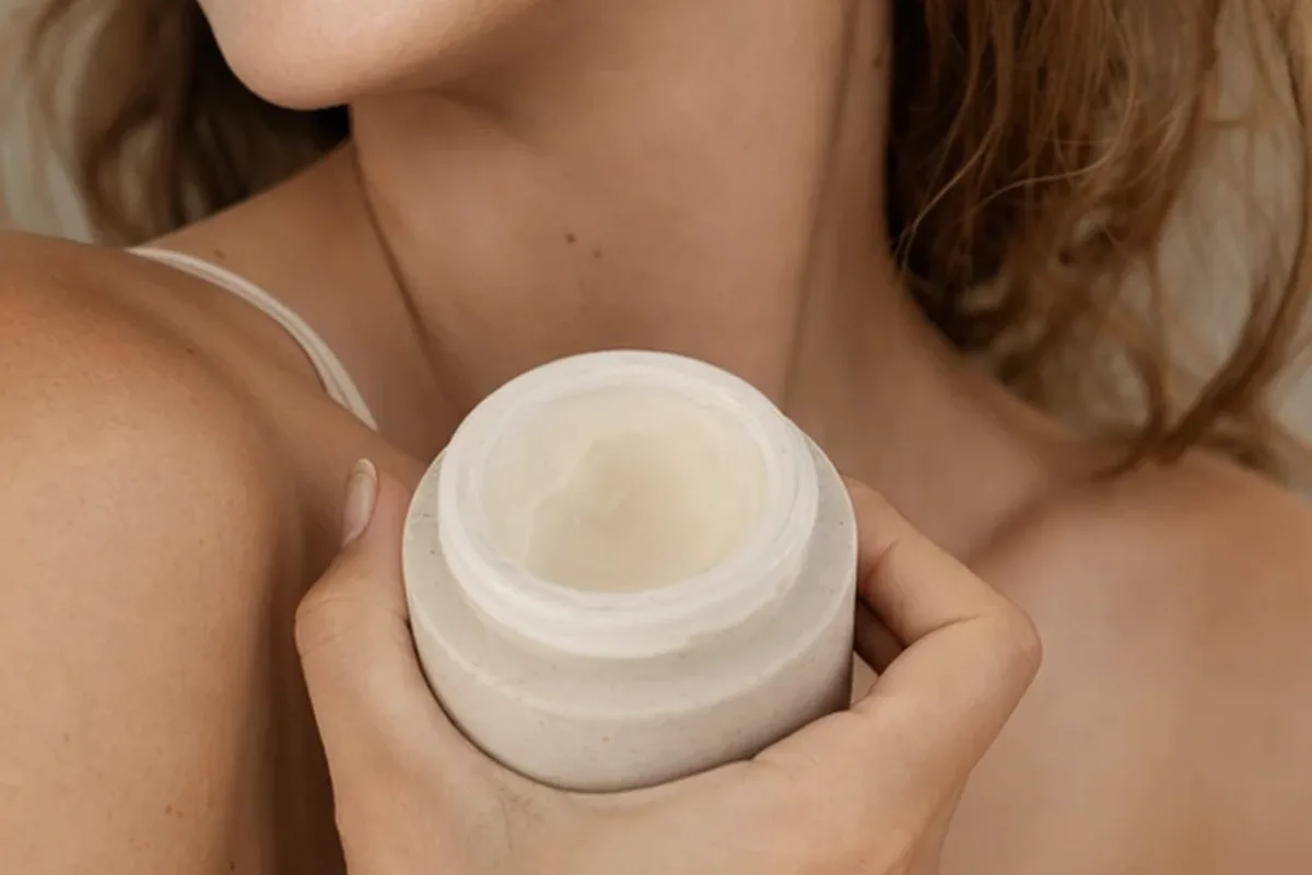 Hochwertige Beauty-Inszenierung zu Auswahlkriterien für Gesichtswasser bei Rötungen