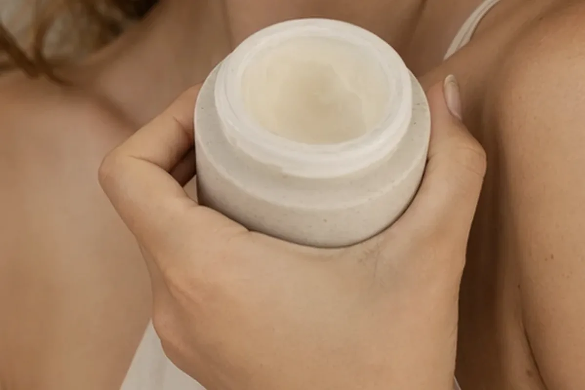 Hochwertige Beauty-Inszenierung zu Auswahlkriterien für Rasierschaum für trockene Haut