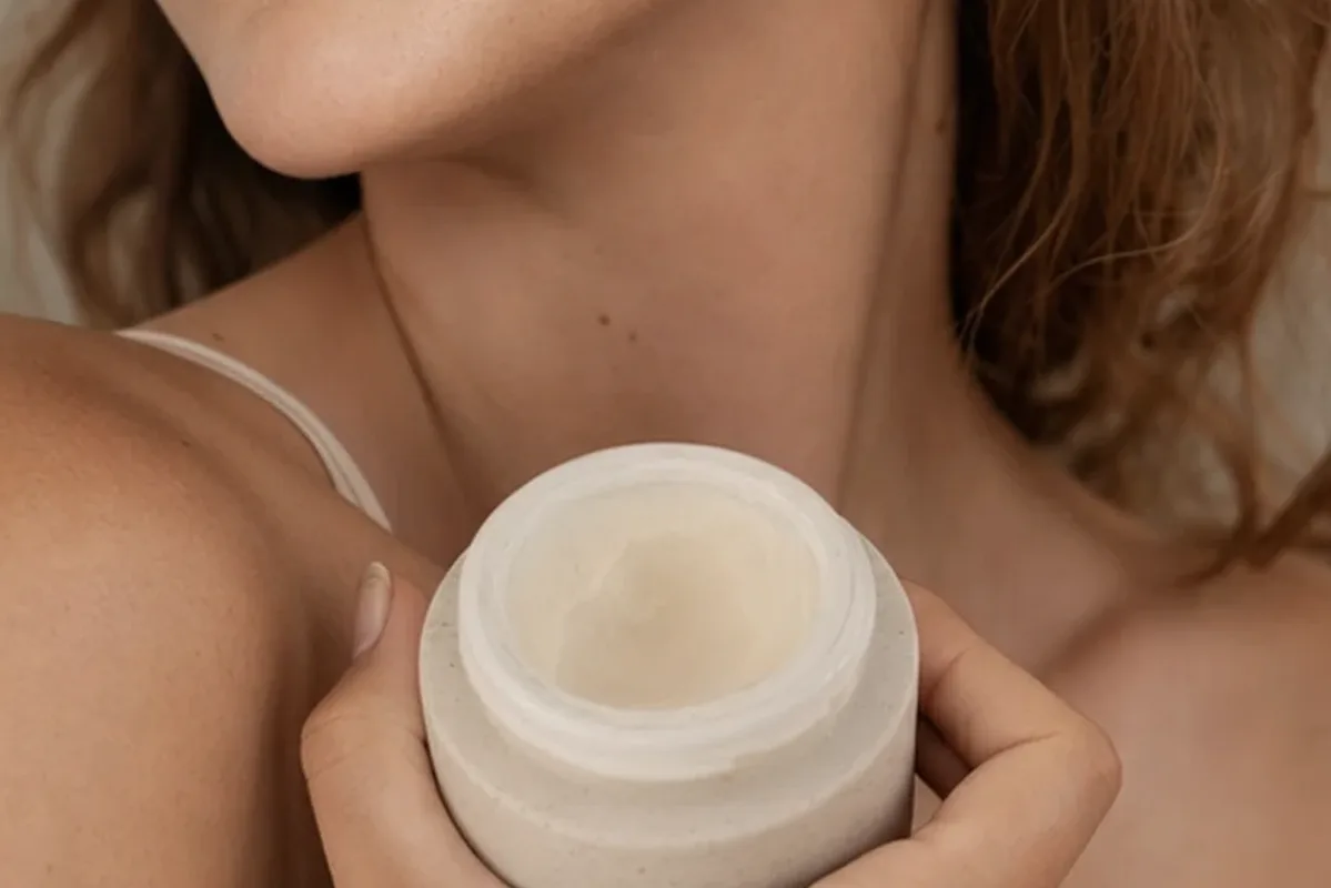 Hochwertige Beauty-Inszenierung zu Auswahlkriterien für Feuchtigkeitsserum bei Pigmentflecken