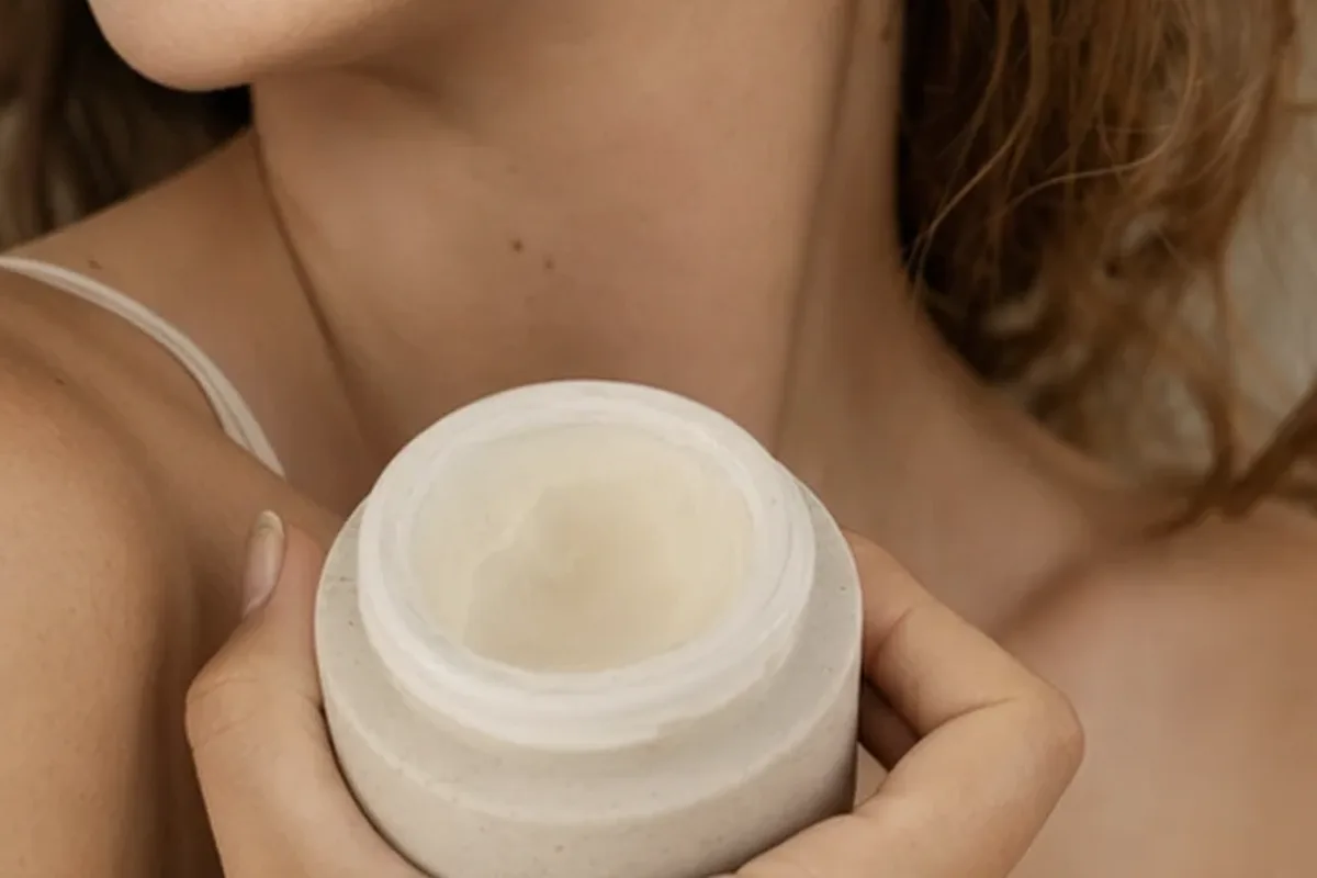 Hochwertige Beauty-Inszenierung zu Auswahlkriterien für Foundation bei großen Poren
