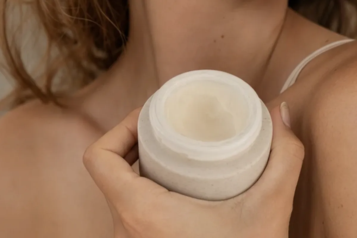 Hochwertige Beauty-Inszenierung zu Auswahlkriterien für Augenpflege bei ersten Fältchen