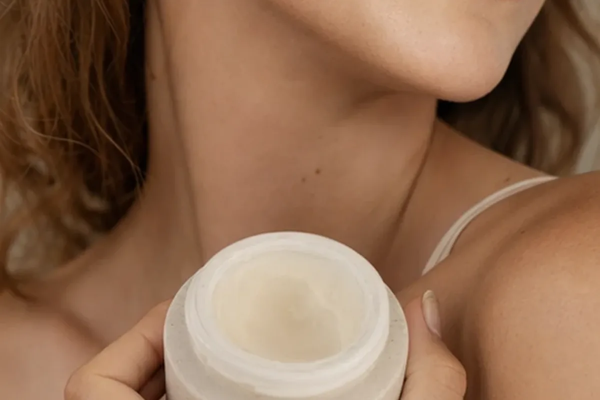 Hochwertige Beauty-Inszenierung zu Auswahlkriterien für Hyaluron-Serum für trockene Haut