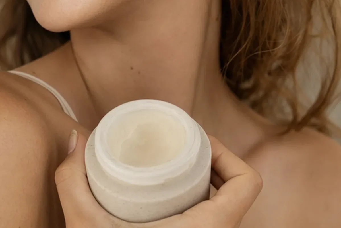 Redaktionelle Detailaufnahme zur Orientierung bei Bronzer für langen Halt