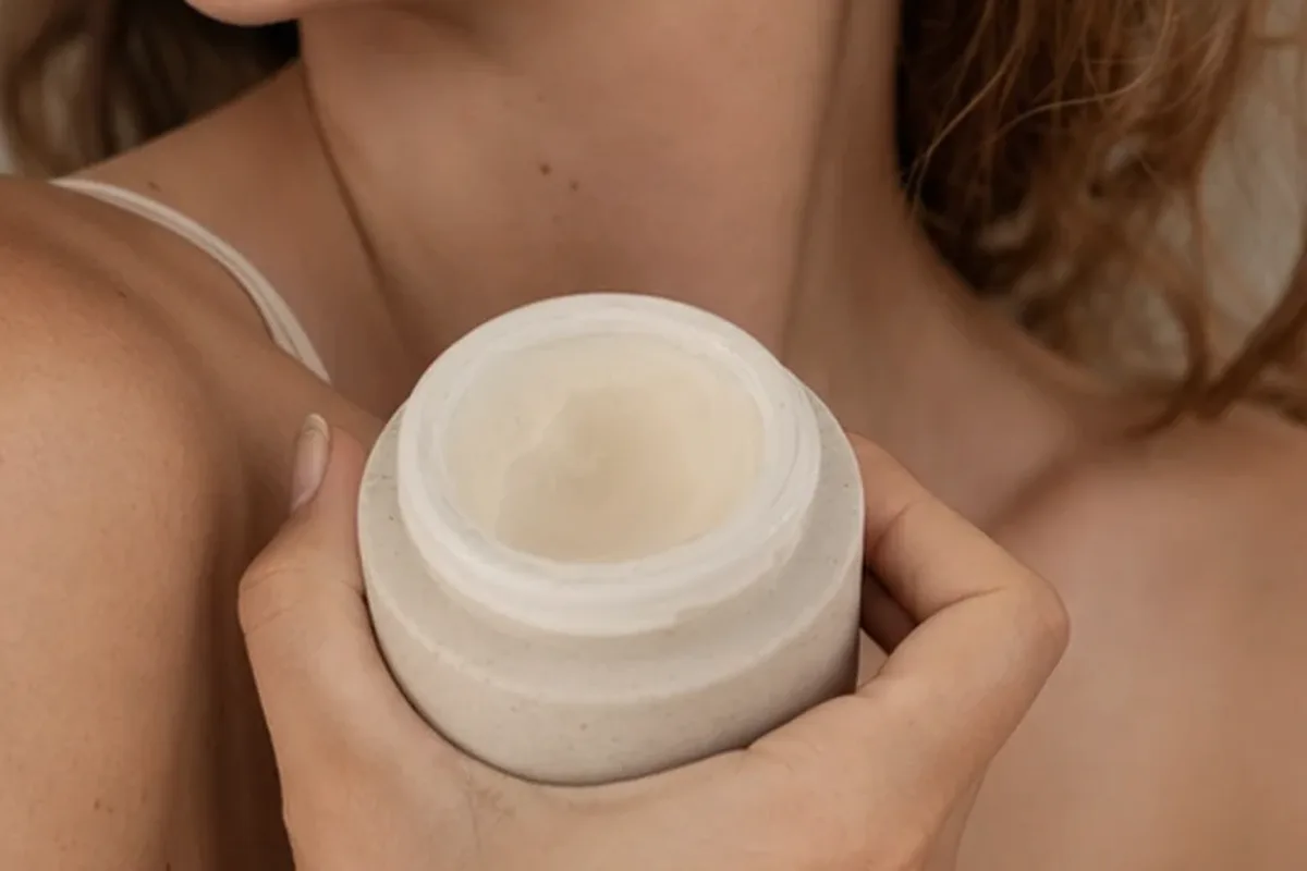Hochwertige Beauty-Inszenierung zu Auswahlkriterien für Gesichtswasser für trockene Haut