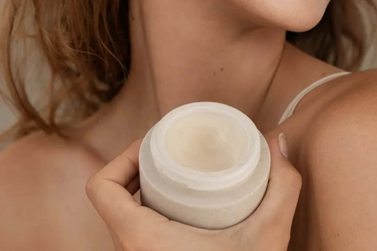 Hochwertige Beauty-Inszenierung zu Auswahlkriterien für Setting Spray für einen natürlichen Look