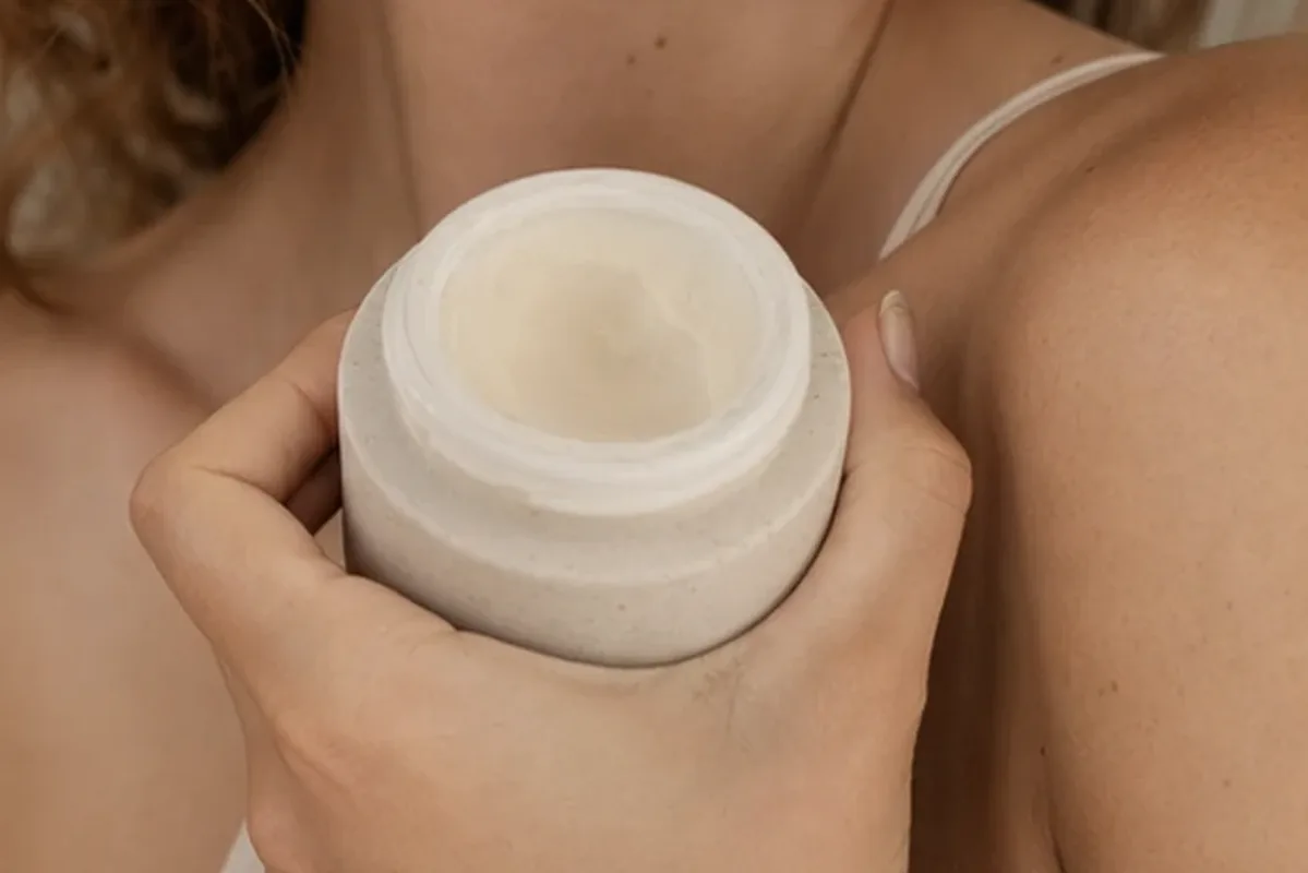 Hochwertige Beauty-Inszenierung zu Auswahlkriterien für Puder für ölige Haut
