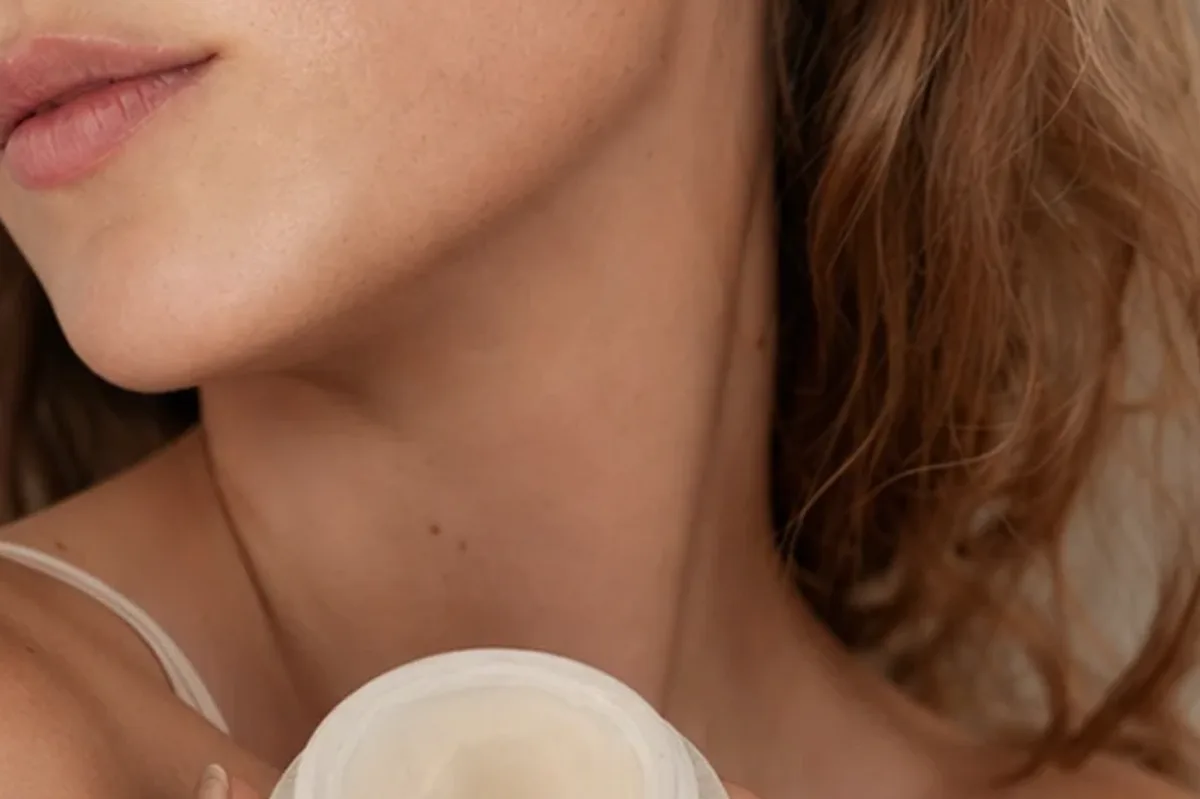 Hochwertige Beauty-Inszenierung zu Auswahlkriterien für Mizellenwasser bei ersten Fältchen