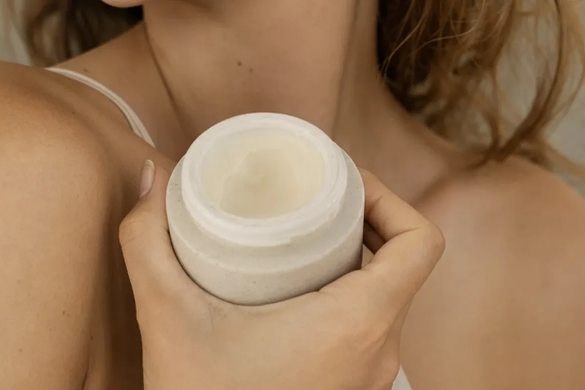 Hochwertige Beauty-Inszenierung zu Auswahlkriterien für Männer-Gesichtsreiniger bei wenig Zeit