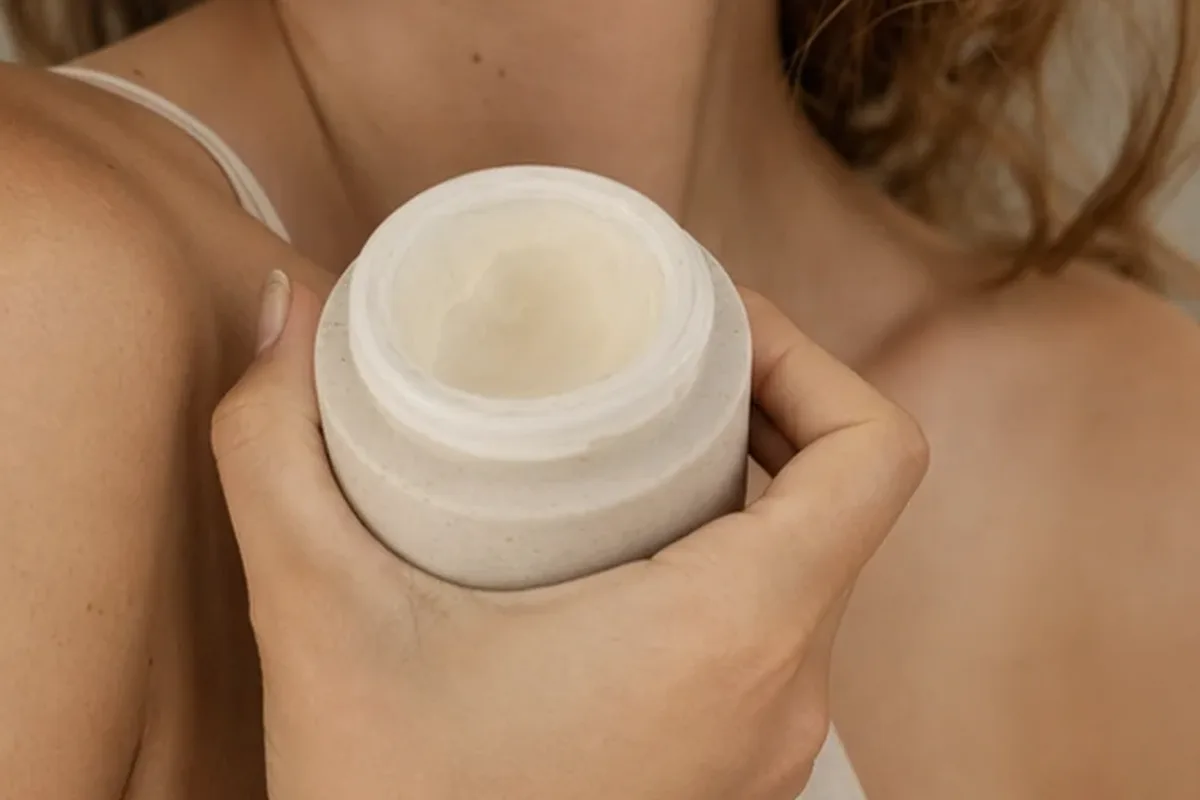 Hochwertige Beauty-Inszenierung zu Auswahlkriterien für Rouge bei großen Poren