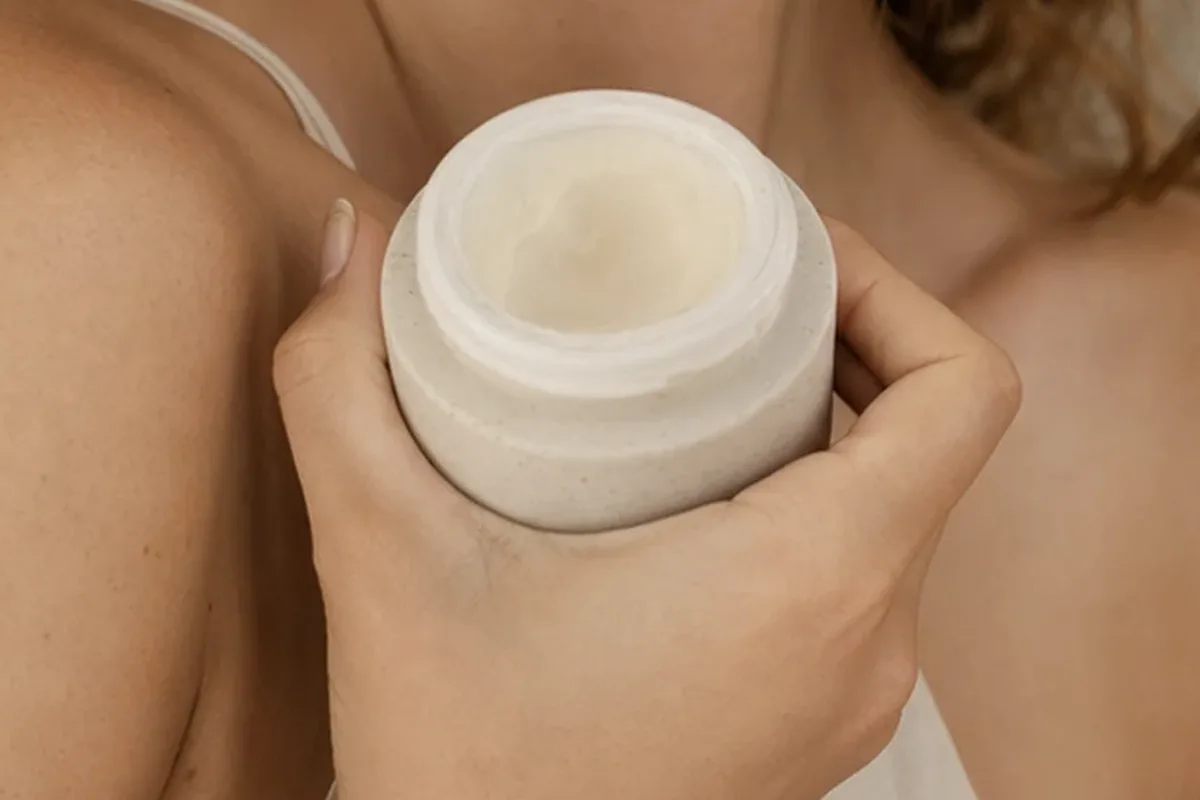 Hochwertige Beauty-Inszenierung zu Auswahlkriterien für Gesichtswasser für fettige Haut