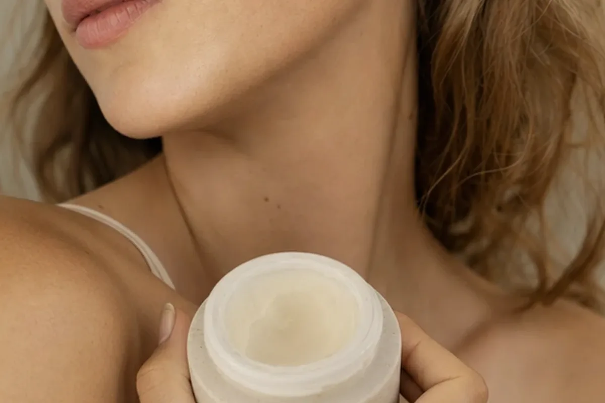 Hochwertige Beauty-Inszenierung zu Auswahlkriterien für Männer-Gesichtsreiniger bei Rasurbrand