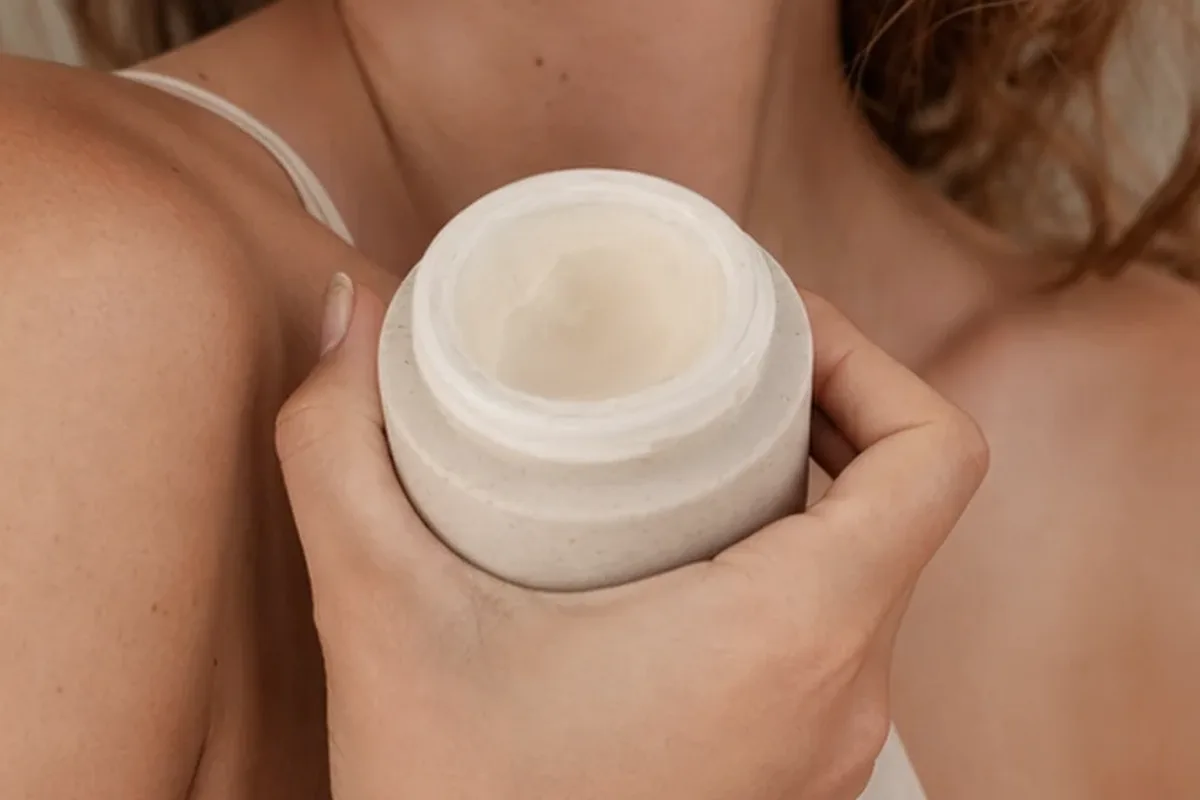 Hochwertige Beauty-Inszenierung zu Auswahlkriterien für Männer-Shampoo für fettige Haut