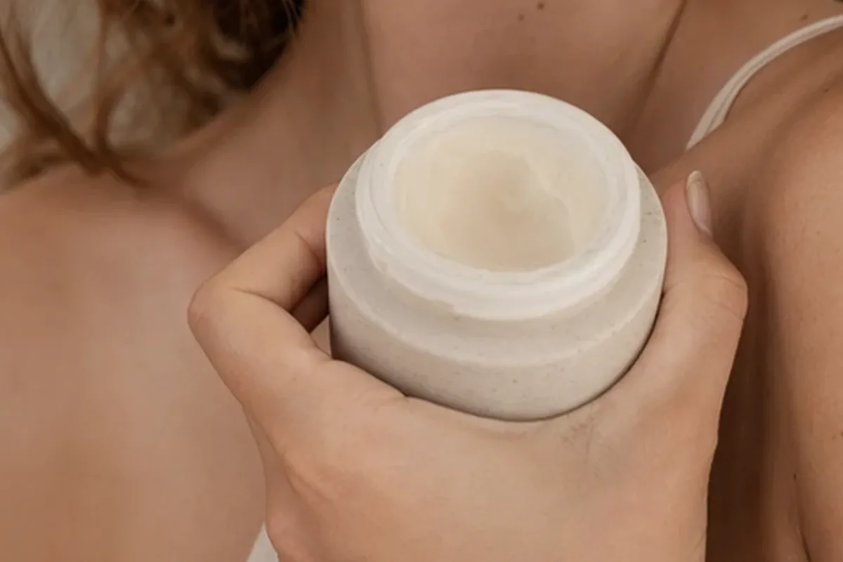 Hochwertige Beauty-Inszenierung zu Auswahlkriterien für Vitamin-C-Serum für trockene Haut