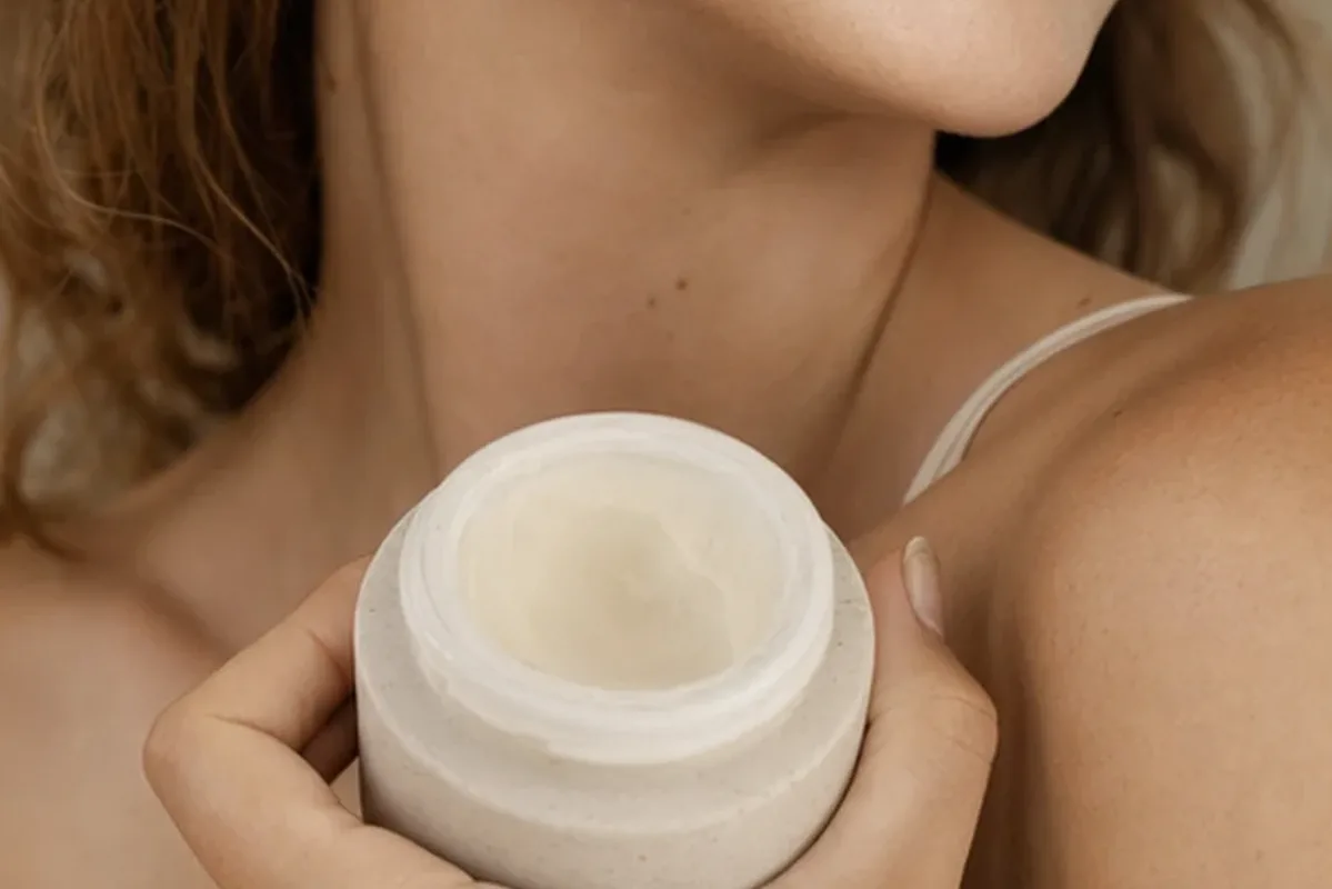 Hochwertige Beauty-Inszenierung zu Auswahlkriterien für Primer bei Rötungen