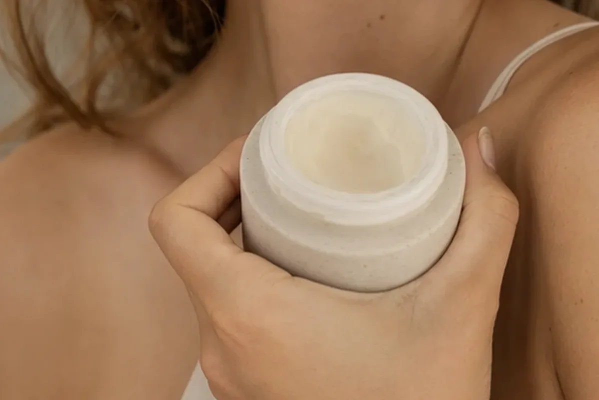 Hochwertige Beauty-Inszenierung zu Auswahlkriterien für Retinol-Serum bei Pigmentflecken
