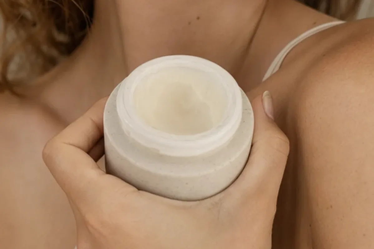 Redaktionelle Detailaufnahme zur Orientierung bei Gesichtsmaske bei Pigmentflecken