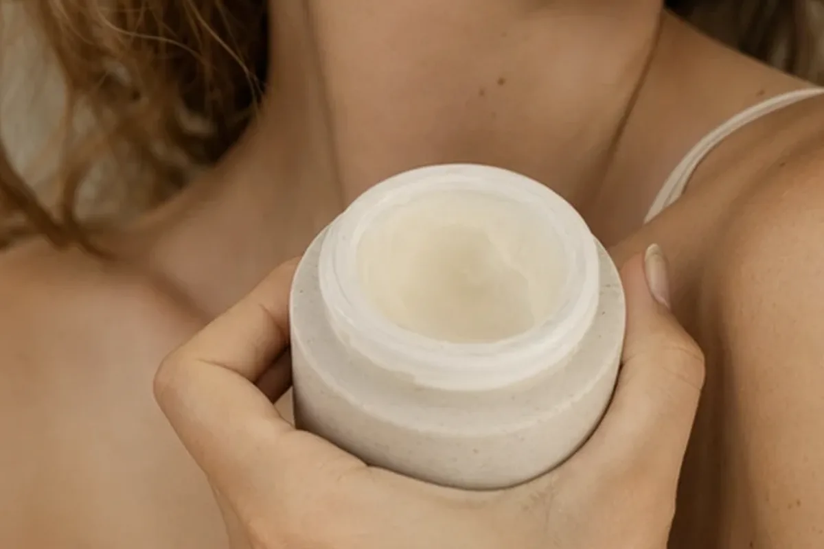Hochwertige Beauty-Inszenierung zu Auswahlkriterien für Mizellenwasser für trockene Haut