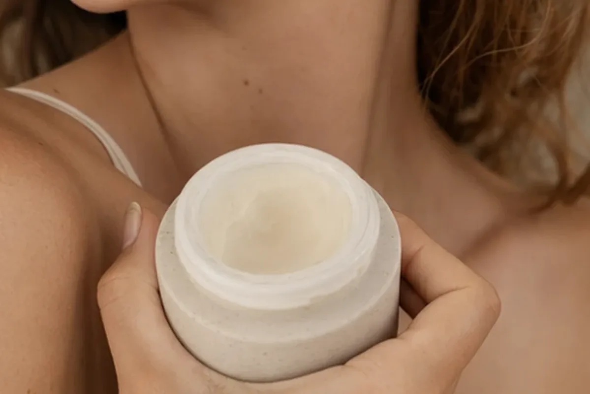 Hochwertige Beauty-Inszenierung zu Auswahlkriterien für Hautbarriere-Pflege für unreine Haut