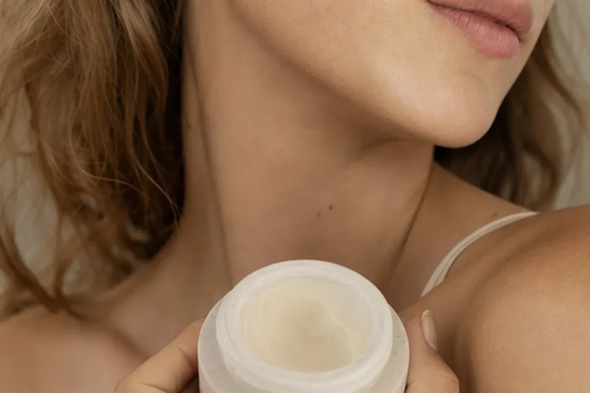 Hochwertige Beauty-Inszenierung zu Auswahlkriterien für Gesichtsmaske bei Rötungen