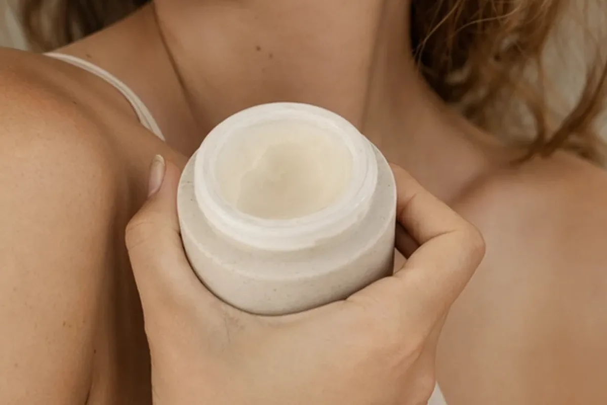 Hochwertige Beauty-Inszenierung zu Auswahlkriterien für Niacinamid-Serum für Mischhaut