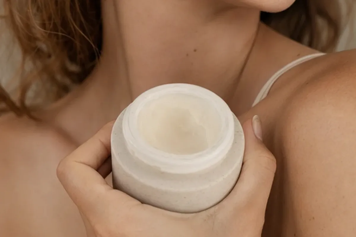 Redaktionelle Detailaufnahme zur Orientierung bei Anti-Aging-Routine für empfindliche Haut