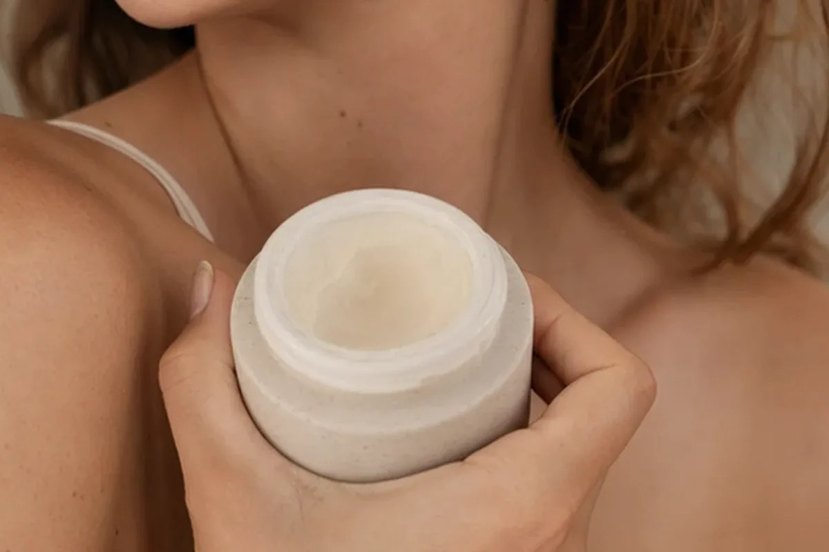 Redaktionelle Detailaufnahme zur Orientierung bei Skin Tint für langen Halt