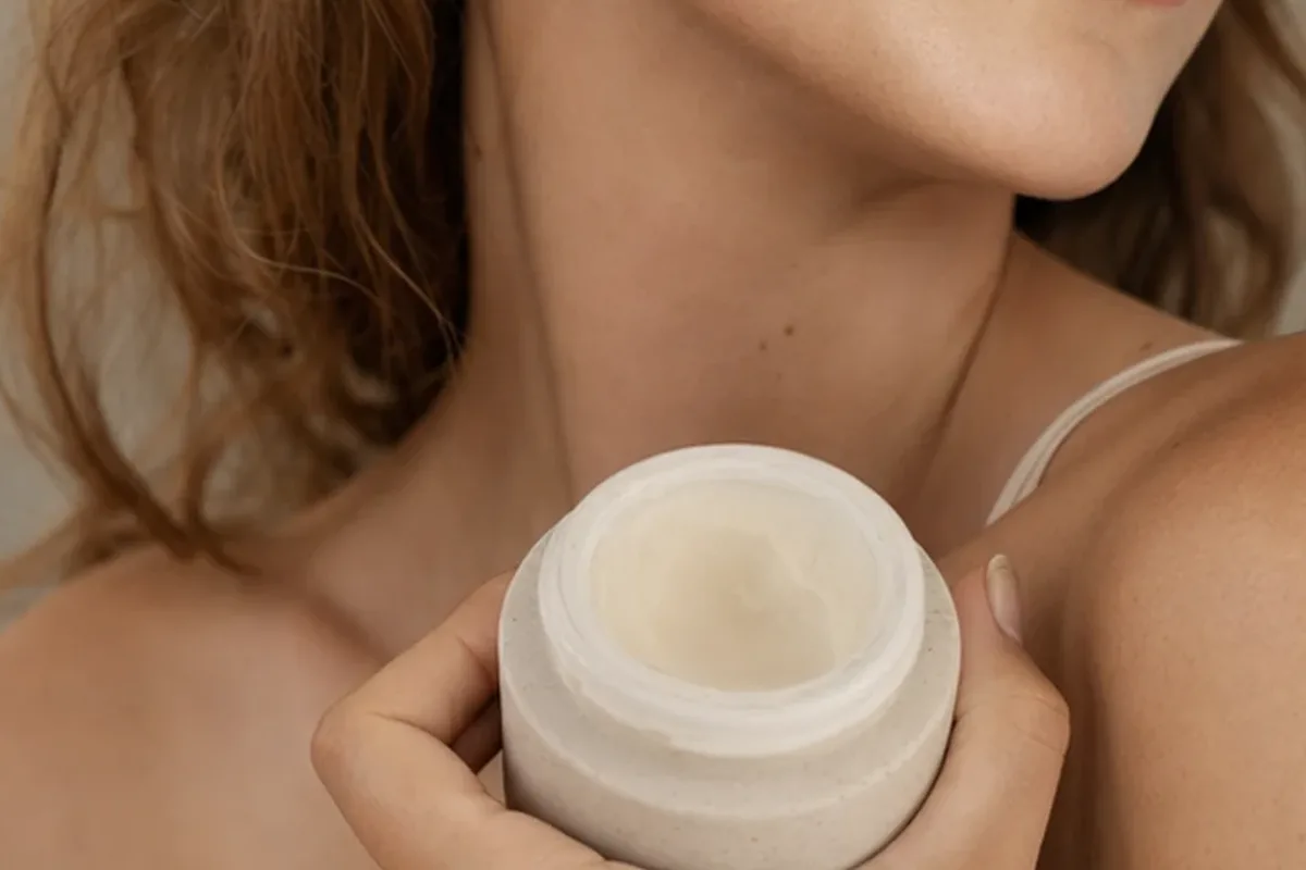 Hochwertige Beauty-Inszenierung zu Auswahlkriterien für Hyaluron-Serum für empfindliche Haut