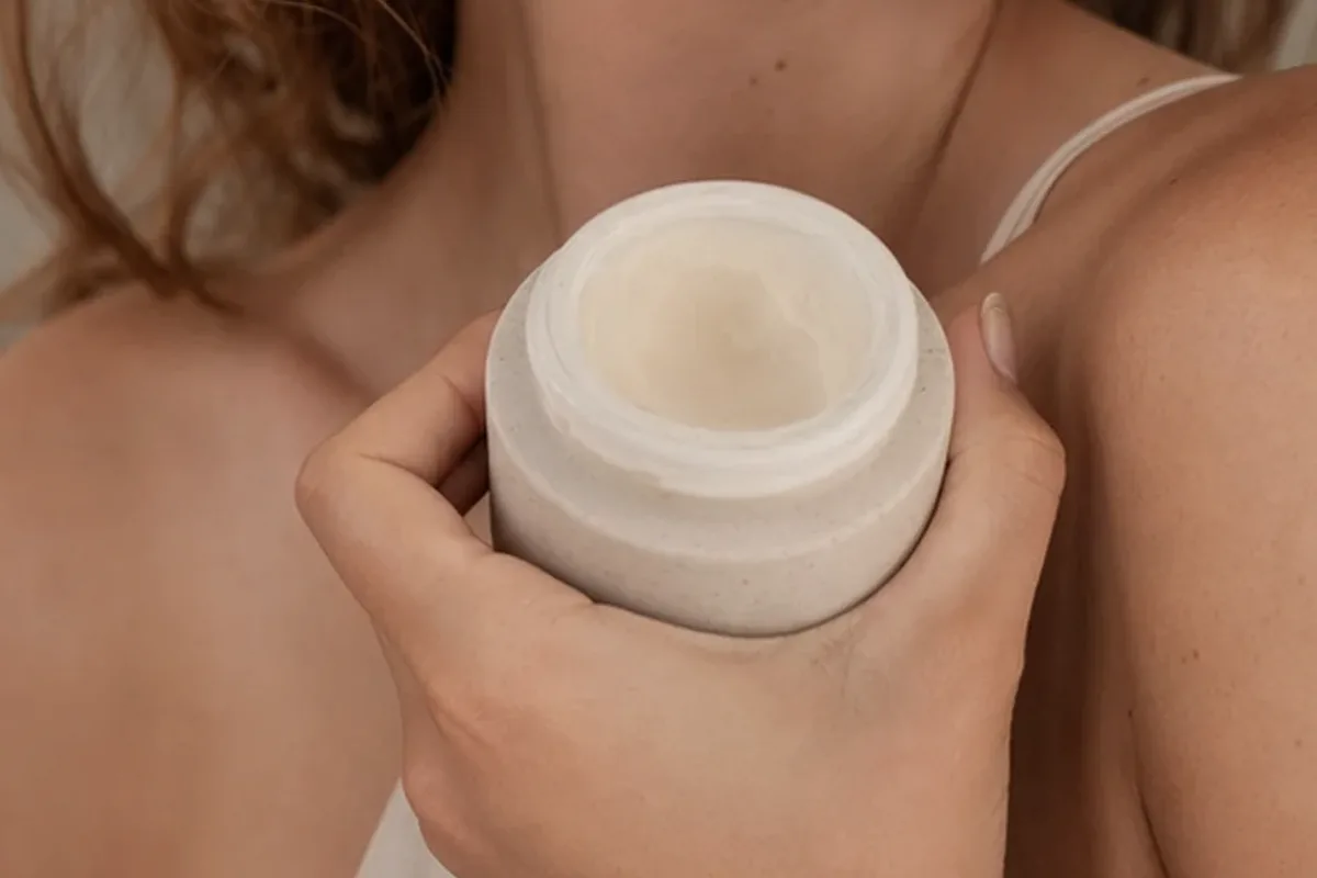 Hochwertige Beauty-Inszenierung zu Auswahlkriterien für Retinol-Serum für trockene Haut