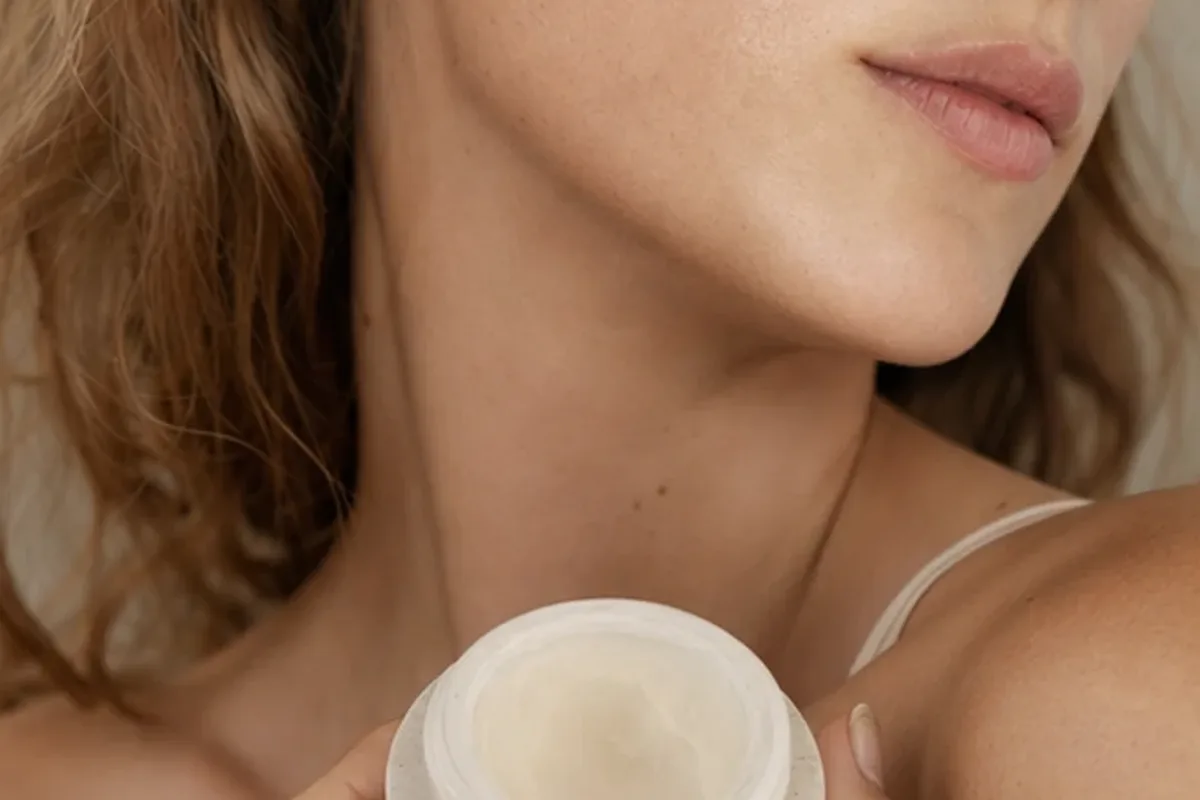 Hochwertige Beauty-Inszenierung zu Auswahlkriterien für Augenbrauengel für langen Halt
