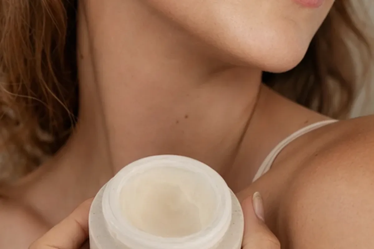 Hochwertige Beauty-Inszenierung zu Auswahlkriterien für Mizellenwasser bei Pigmentflecken