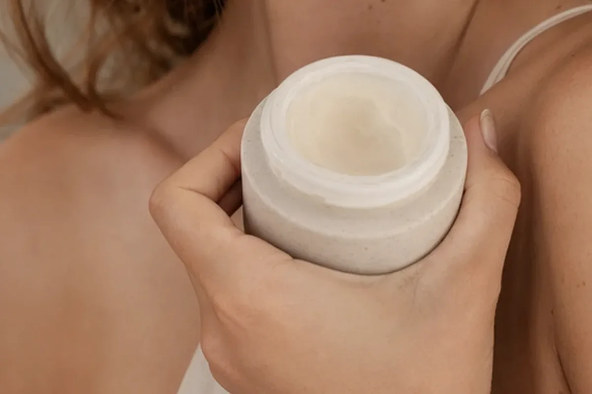 Redaktionelle Detailaufnahme zur Orientierung bei Bronzer bei großen Poren