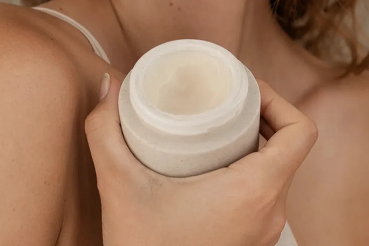 Hochwertige Beauty-Inszenierung zu Auswahlkriterien für Highlighter bei Rötungen