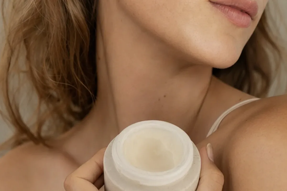 Redaktionelle Detailaufnahme zur Orientierung bei Hyaluron-Serum bei Rötungen