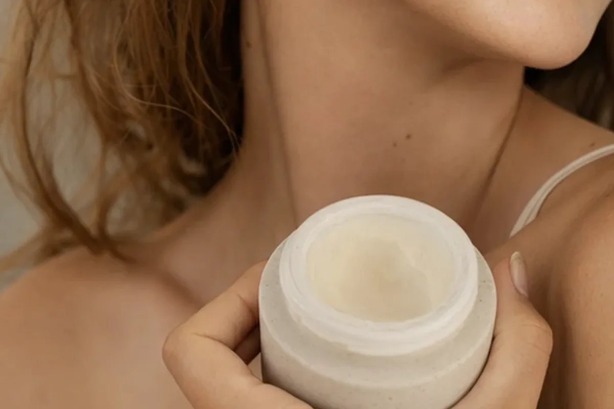 Hochwertige Beauty-Inszenierung zu Auswahlkriterien für Skin Tint bei Rötungen