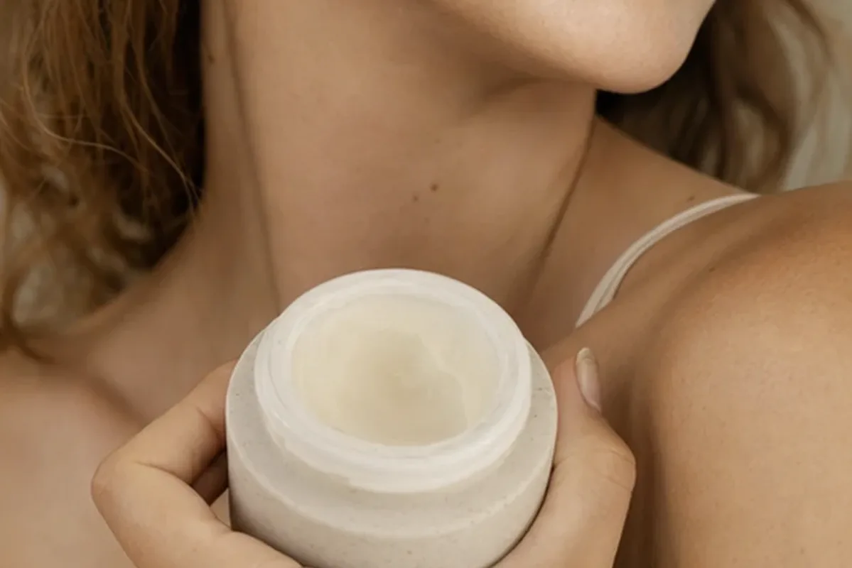 Redaktionelle Detailaufnahme zur Orientierung bei Hyaluron-Serum für trockene Haut
