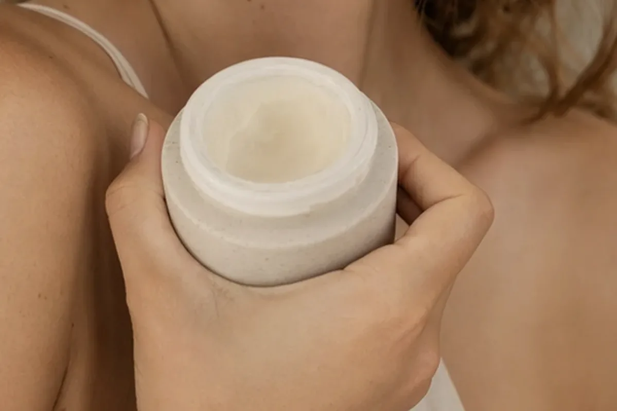 Hochwertige Beauty-Inszenierung zu Auswahlkriterien für Retinol-Serum bei Rötungen