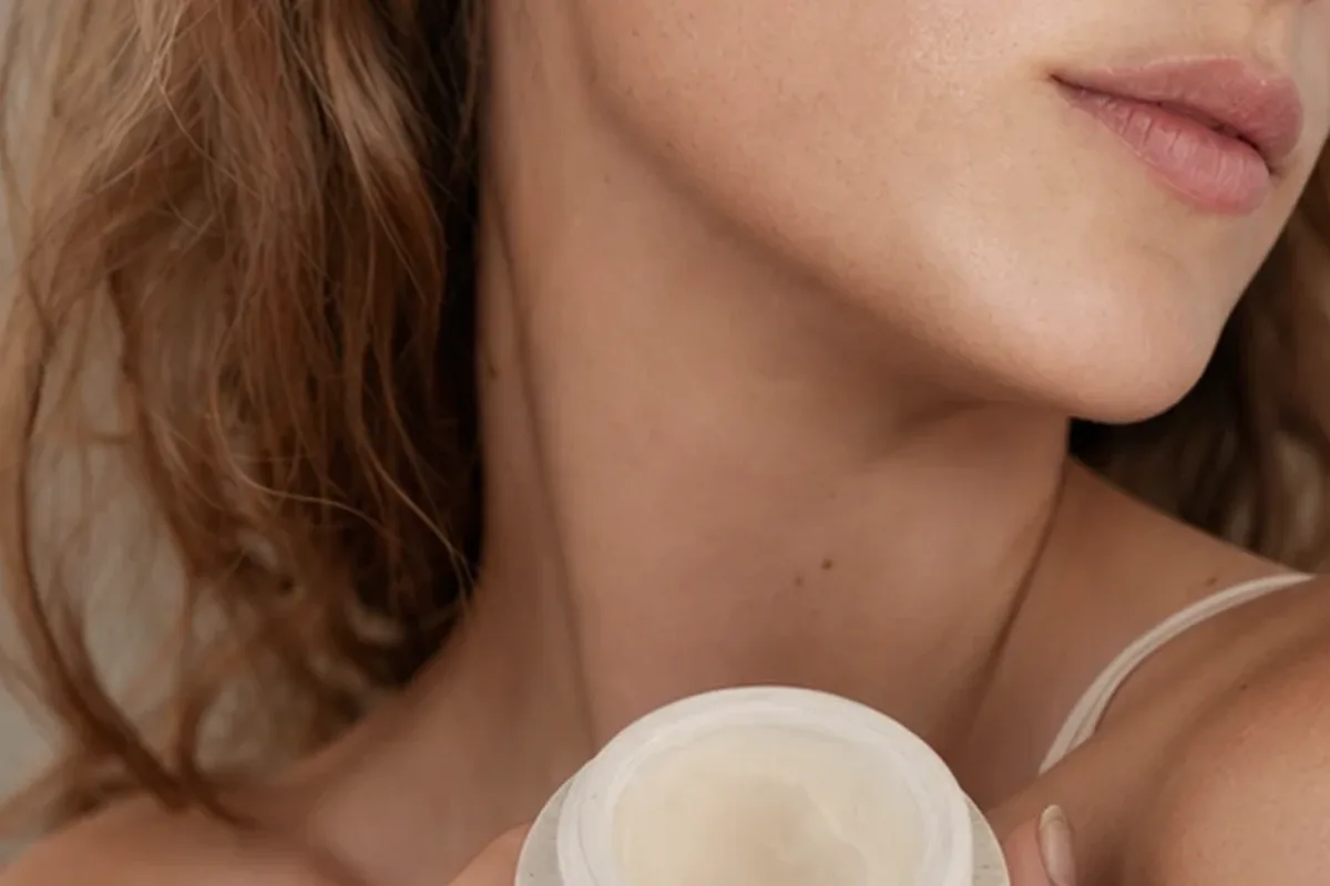 Hochwertige Beauty-Inszenierung zu Auswahlkriterien für Hautbarriere-Pflege bei ersten Fältchen
