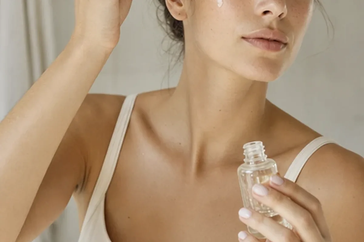 Redaktionelle Detailaufnahme zur Orientierung bei Anti-Aging-Routine für unreine Haut
