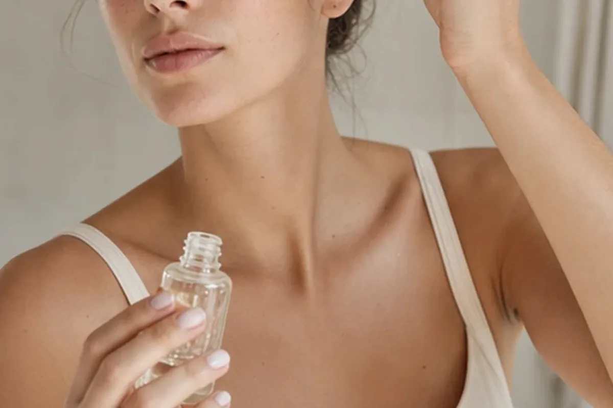 Hochwertige Beauty-Inszenierung zu Auswahlkriterien für Mizellenwasser für unreine Haut