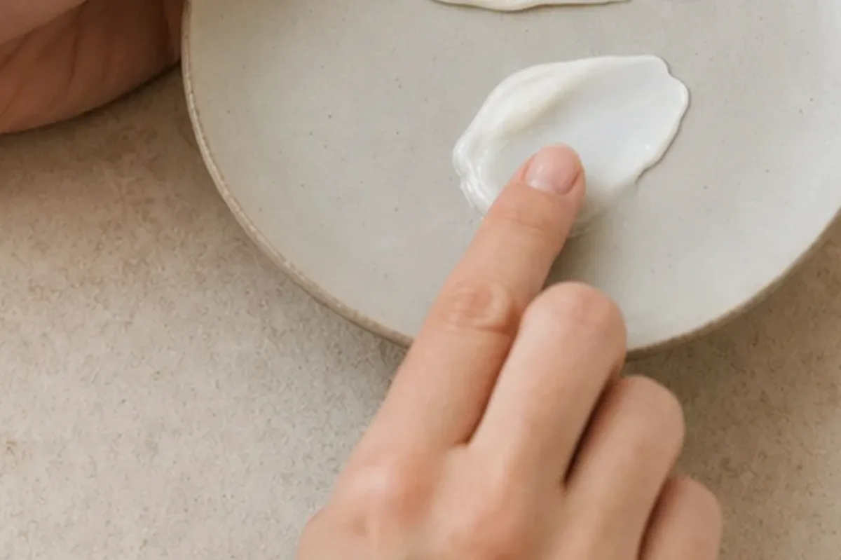 Redaktionelle Detailaufnahme zur Orientierung bei Gesichtscreme bei Pigmentflecken
