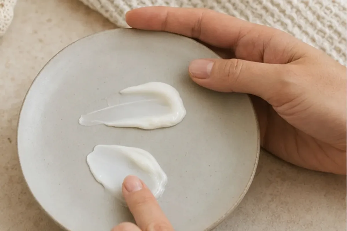 Hochwertige Beauty-Inszenierung zu Auswahlkriterien für Glätteisen bei kleinem Budget