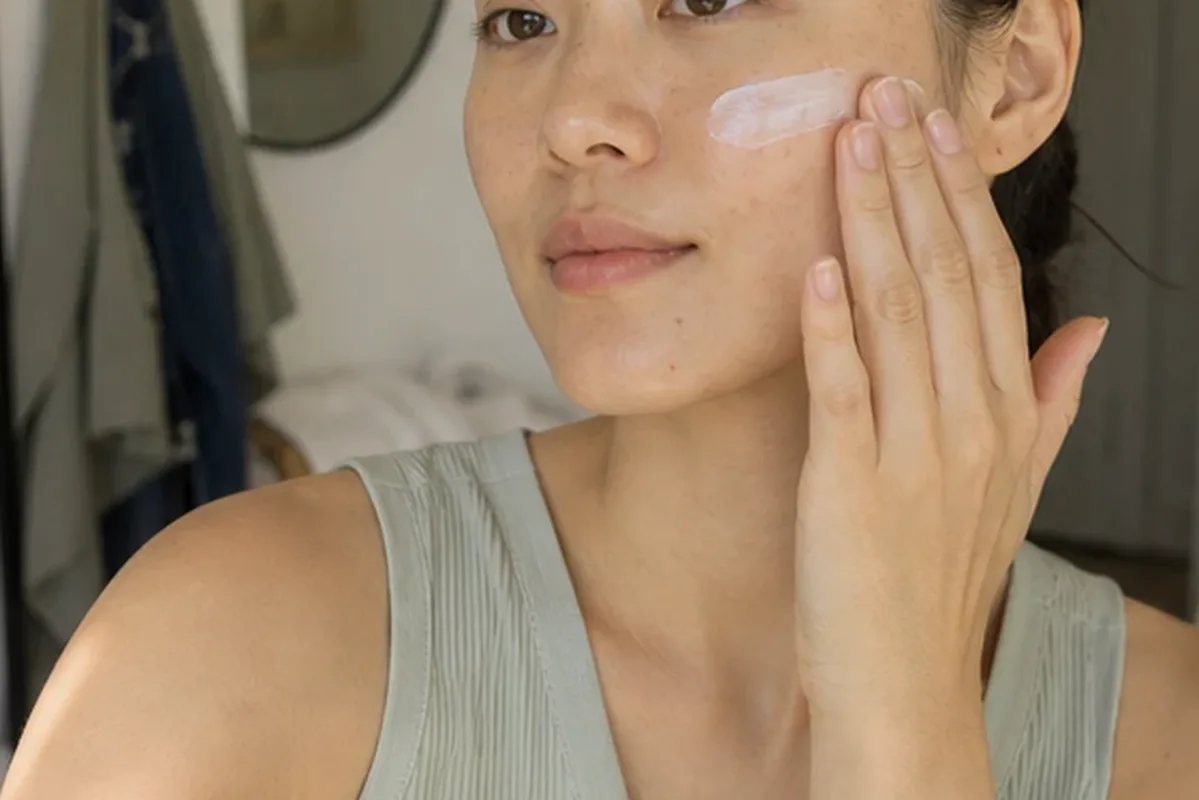 Authentischer Wohlfühlmoment passend zum Beauty-Thema Gesichtsmaske bei ersten Fältchen