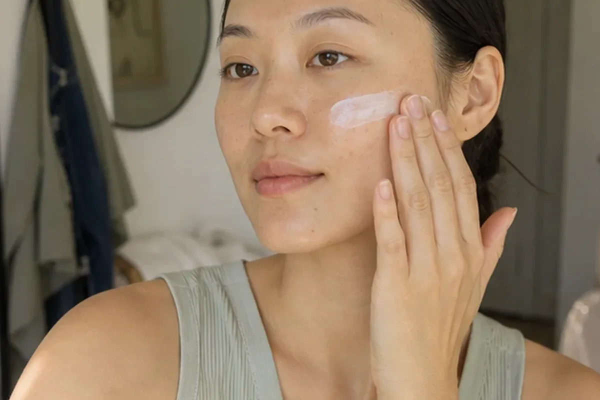 Hochwertige Beauty-Inszenierung zu Auswahlkriterien für Niacinamid-Serum bei Rötungen